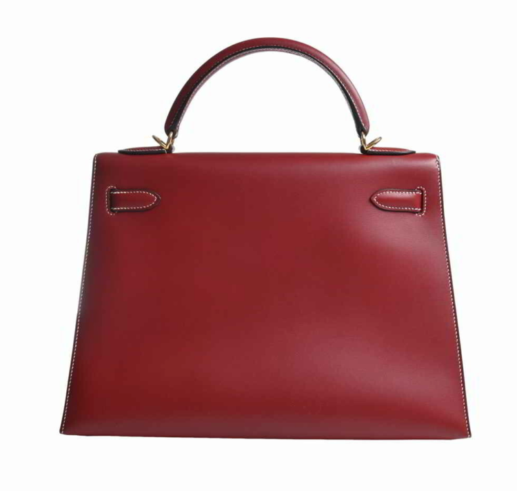 Bolso Hermes Kelly 32 en color burdeos, viene con correa para el hombro, clochette y Cadena.