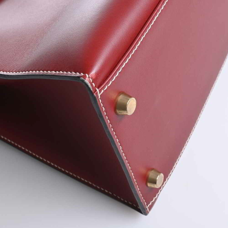 Bolso Hermes Kelly 32 en color burdeos, viene con correa para el hombro, clochette y Cadena.