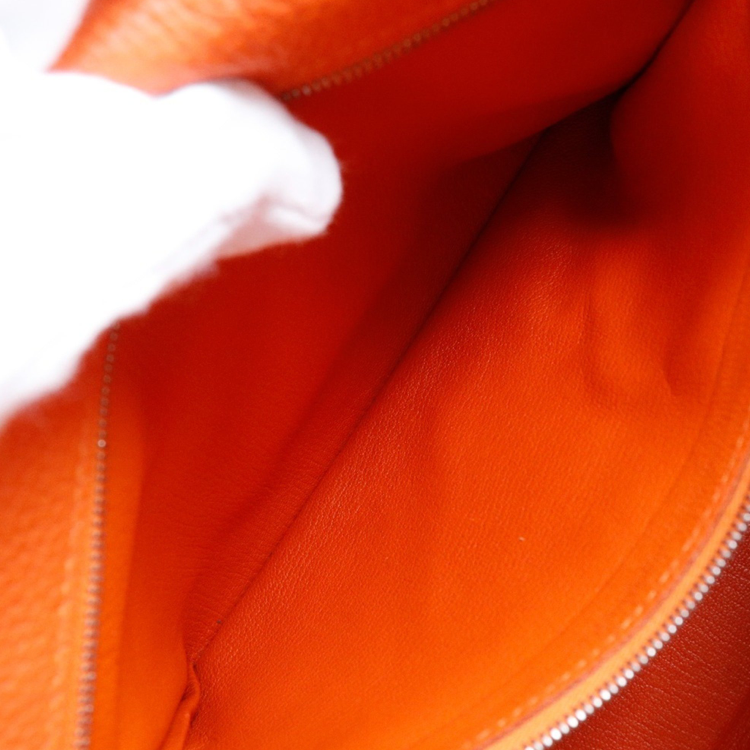El bolso Clemence de cuero naranja Hermes Kelly 32 viene con accesorios