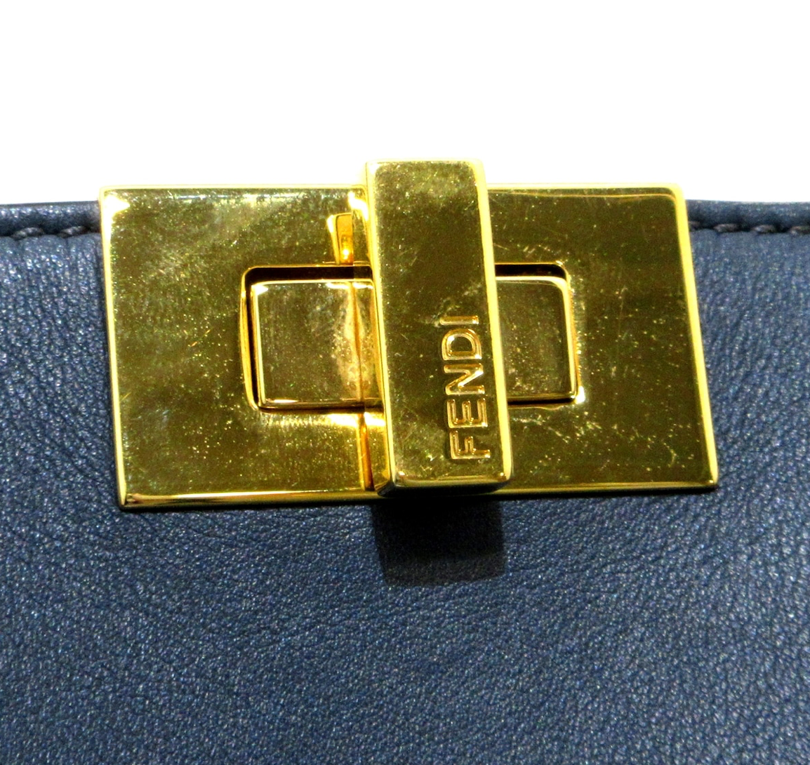 Fendi Peekaboo Iseeu Small Bolso de piel azul marino con correa larga