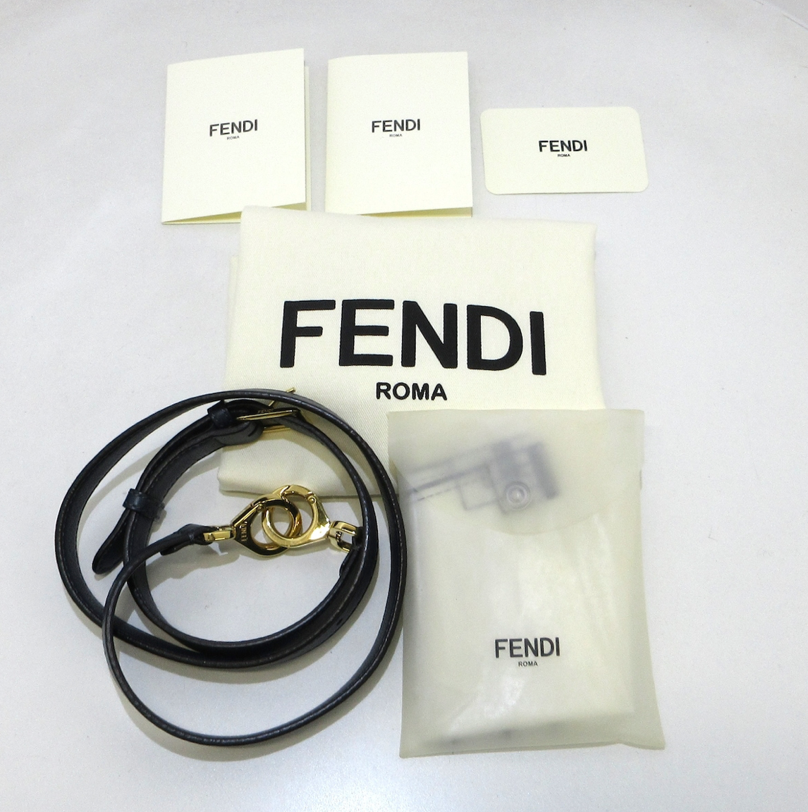 Fendi Peekaboo Iseeu Small Bolso de piel azul marino con correa larga