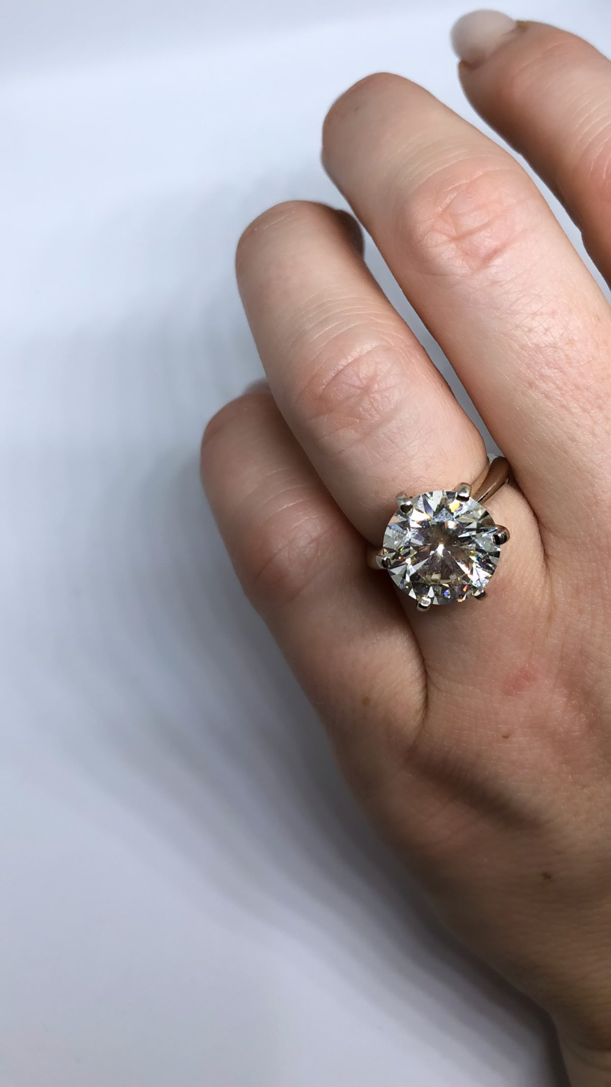 Anillo solitario con un diamante redondo de talla brillante con claridad SI1 de 6,55 quilates certificado GIA