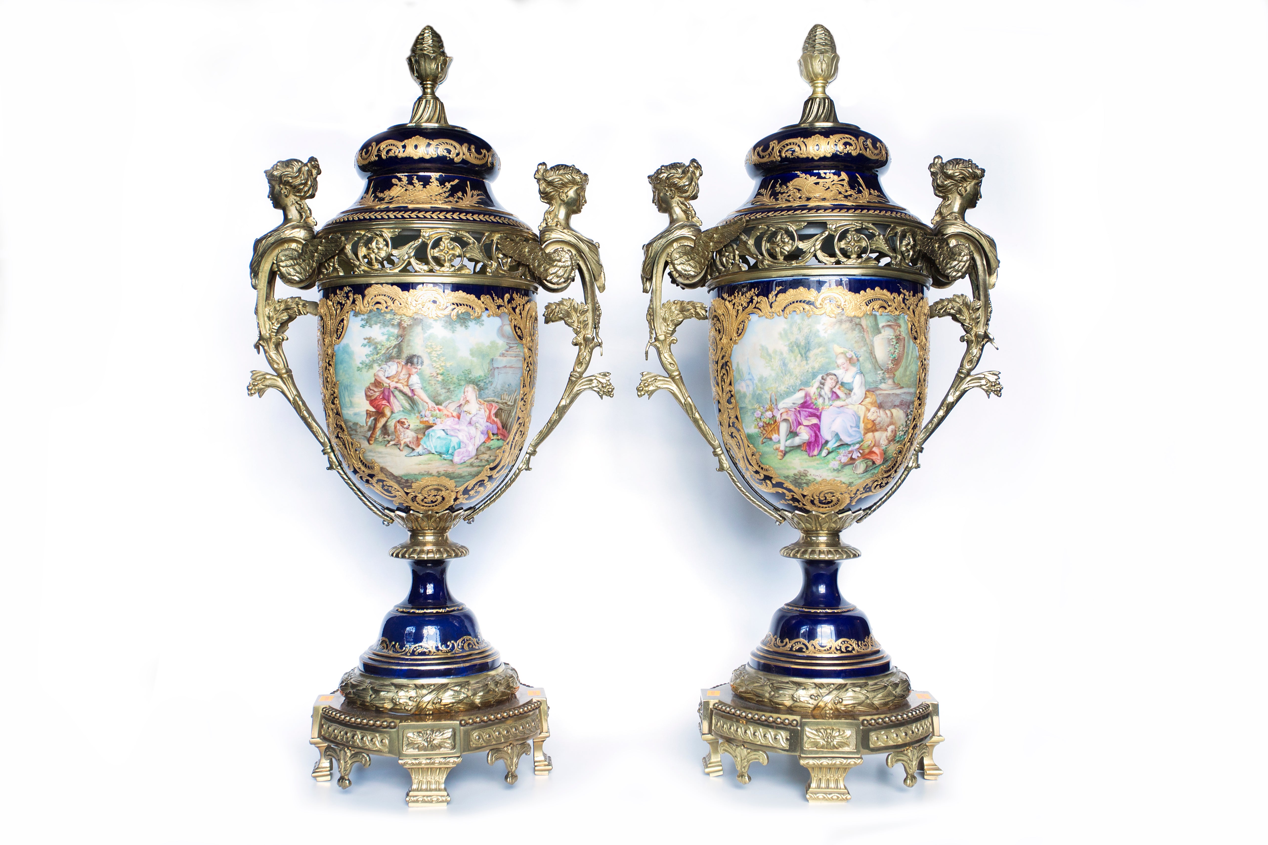 Juego de dos jarrones decorativos de porcelana blanda pintados a mano de Sevres