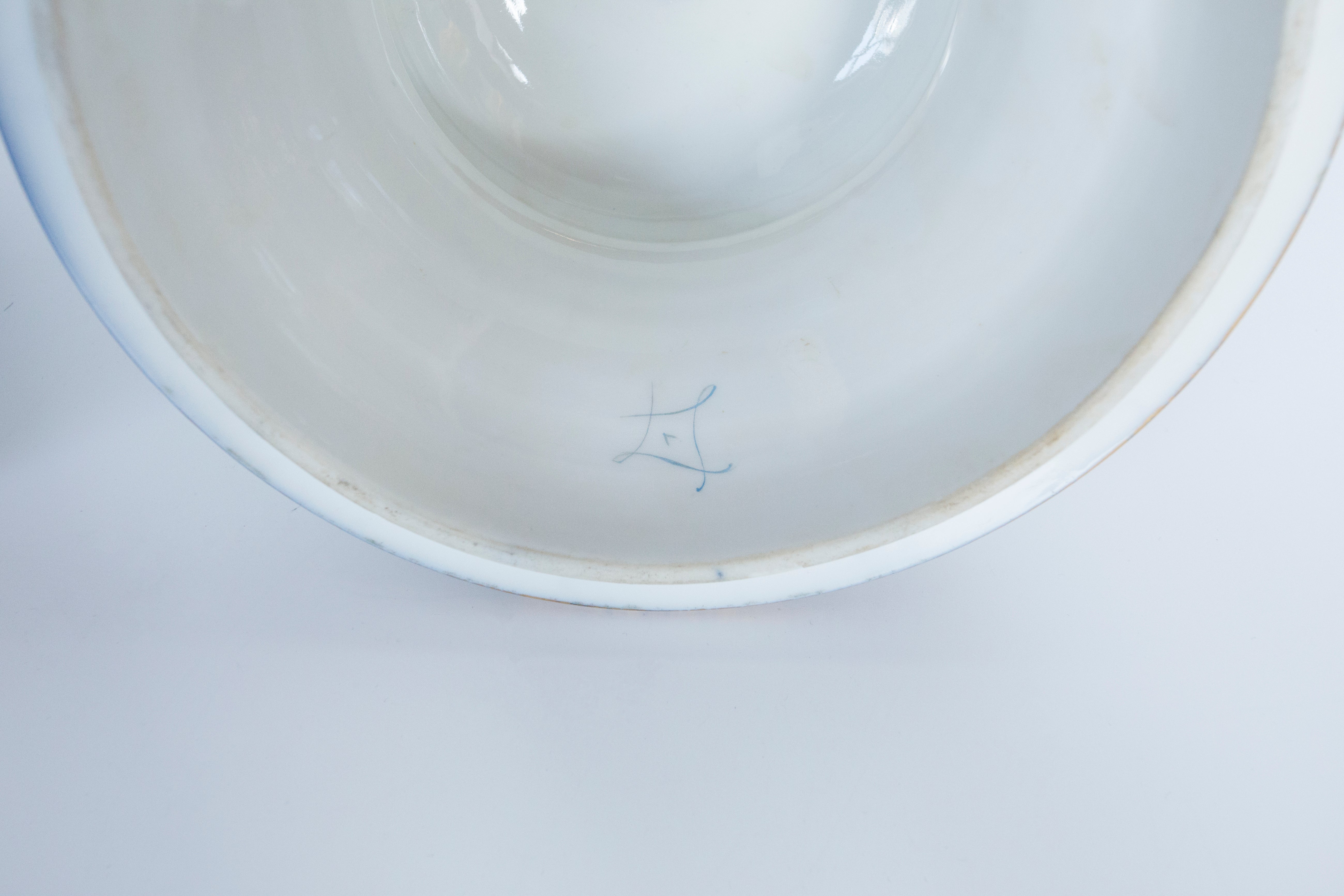 Juego de dos jarrones decorativos de porcelana blanda pintados a mano de Sevres