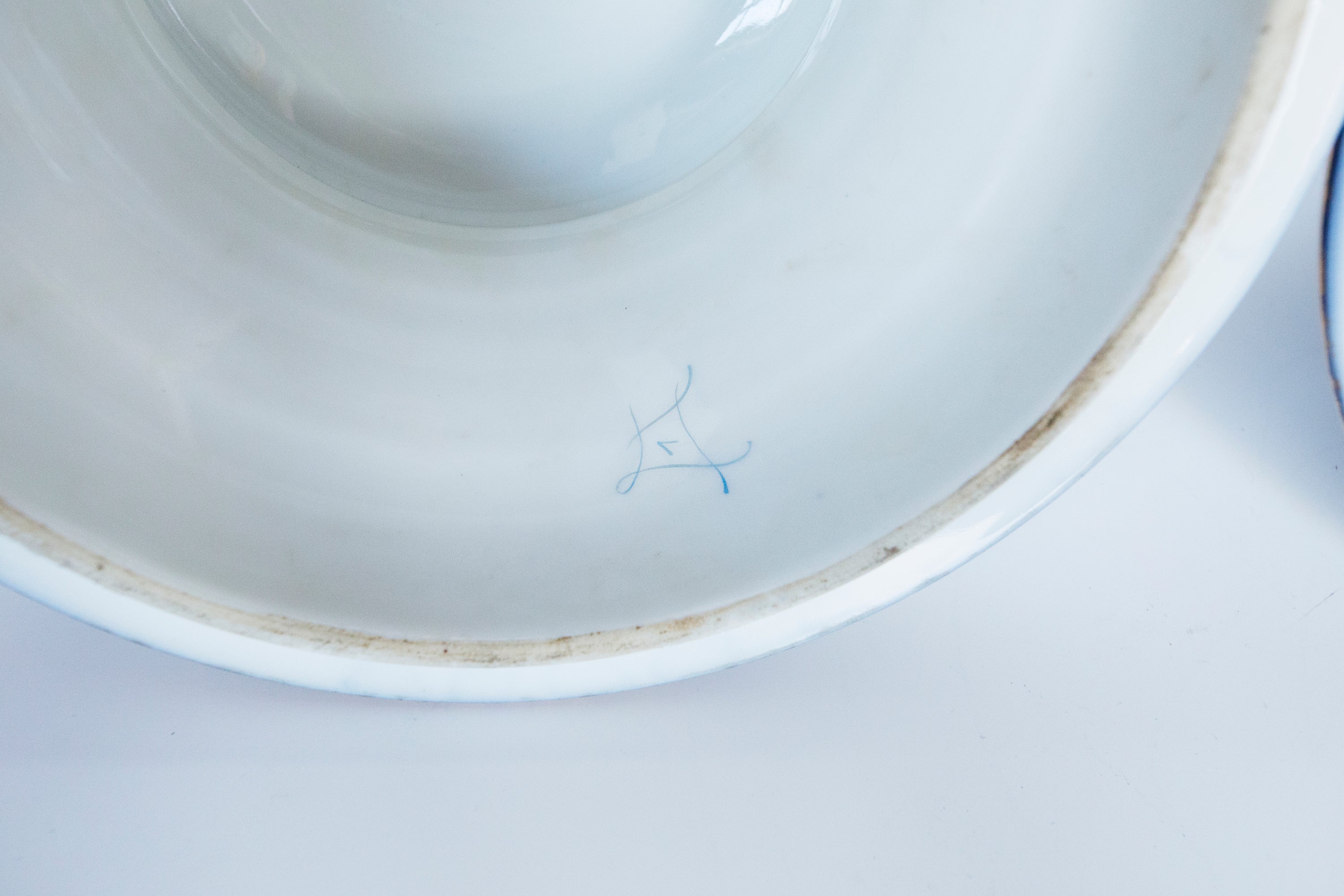 Juego de dos jarrones decorativos de porcelana blanda pintados a mano de Sevres