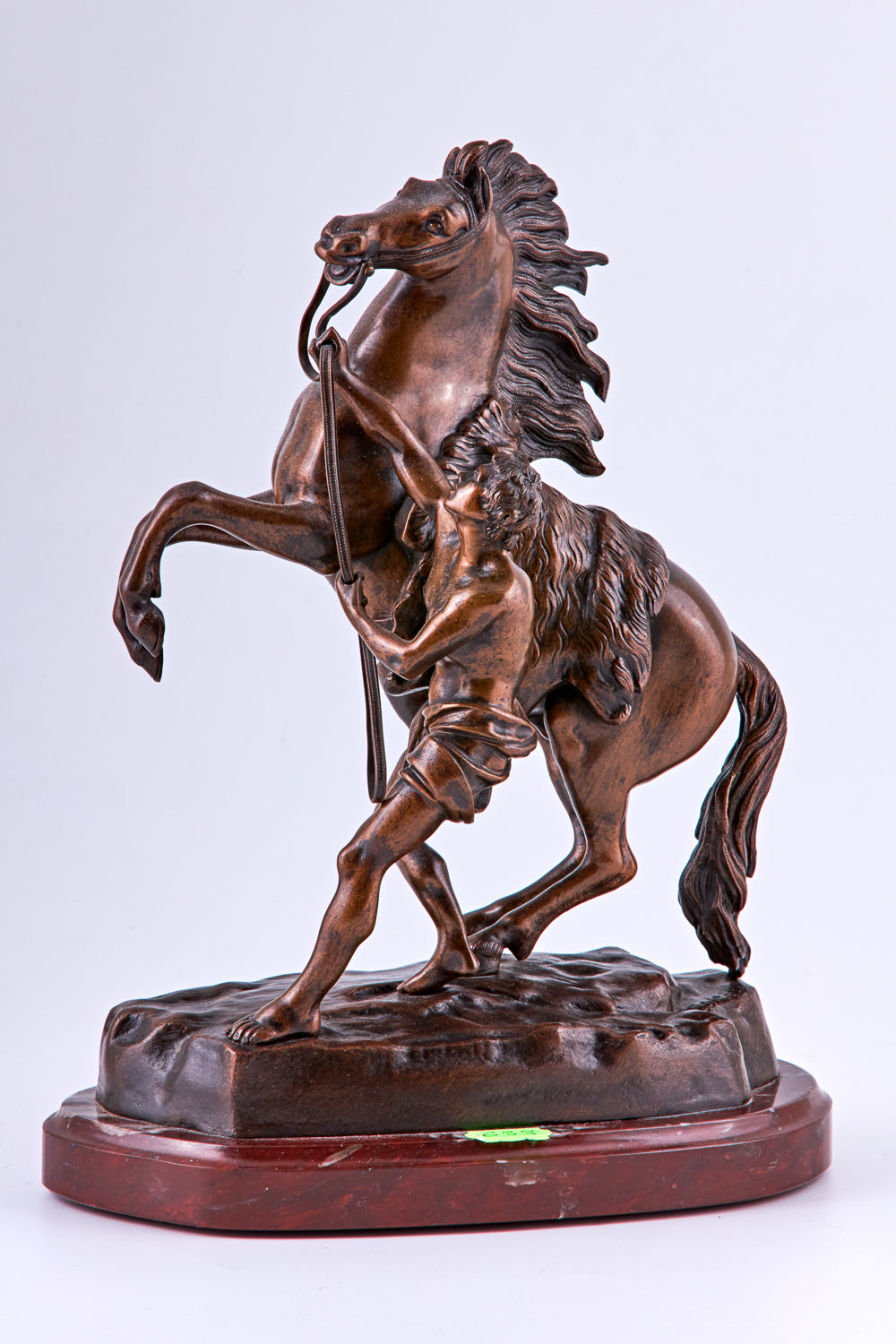 Pareja de esculturas de bronce “Cheval de Marly horse and Temper” del siglo XIX sobre pedestal de mármol