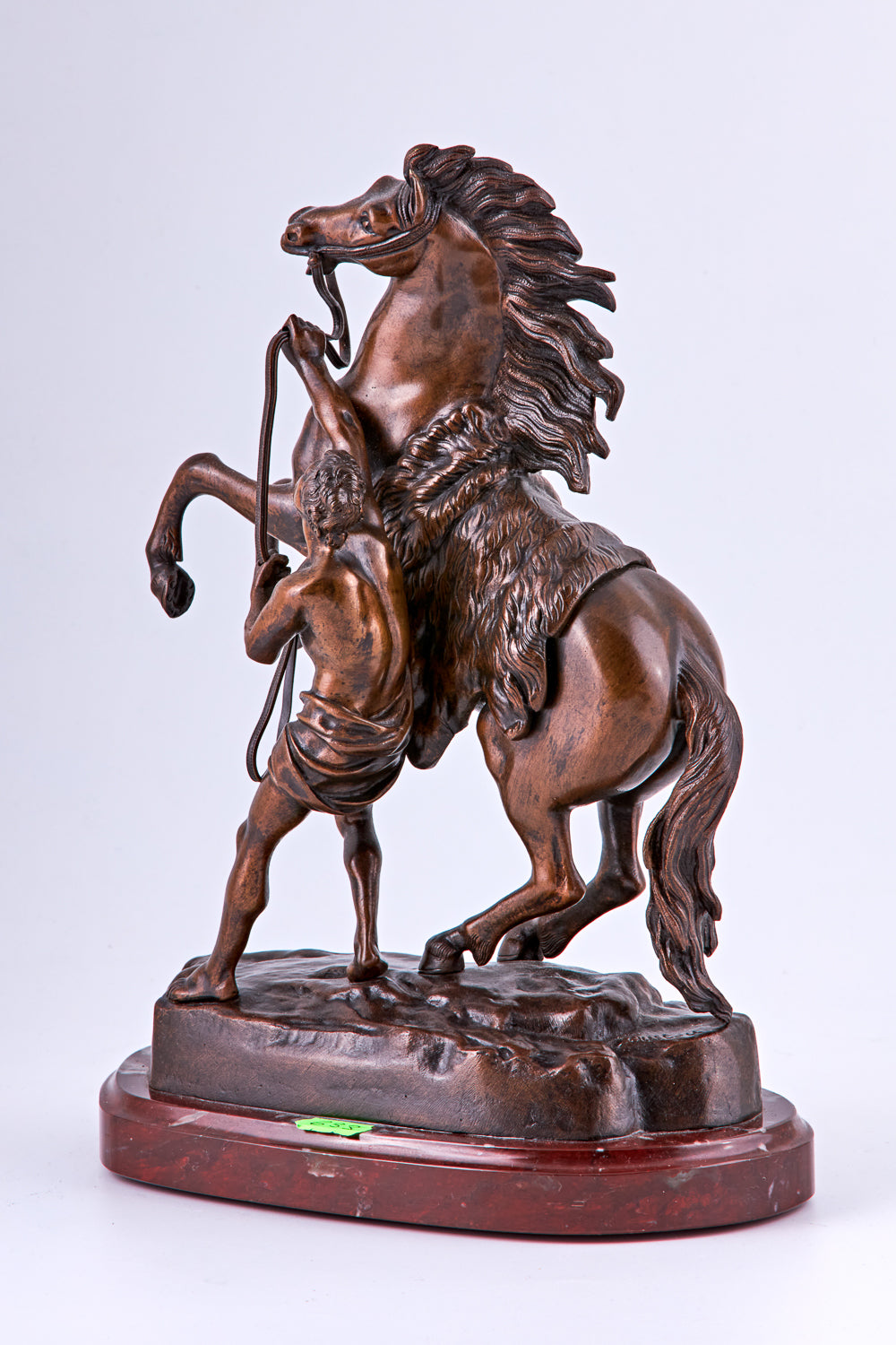 Pareja de esculturas de bronce “Cheval de Marly horse and Temper” del siglo XIX sobre pedestal de mármol