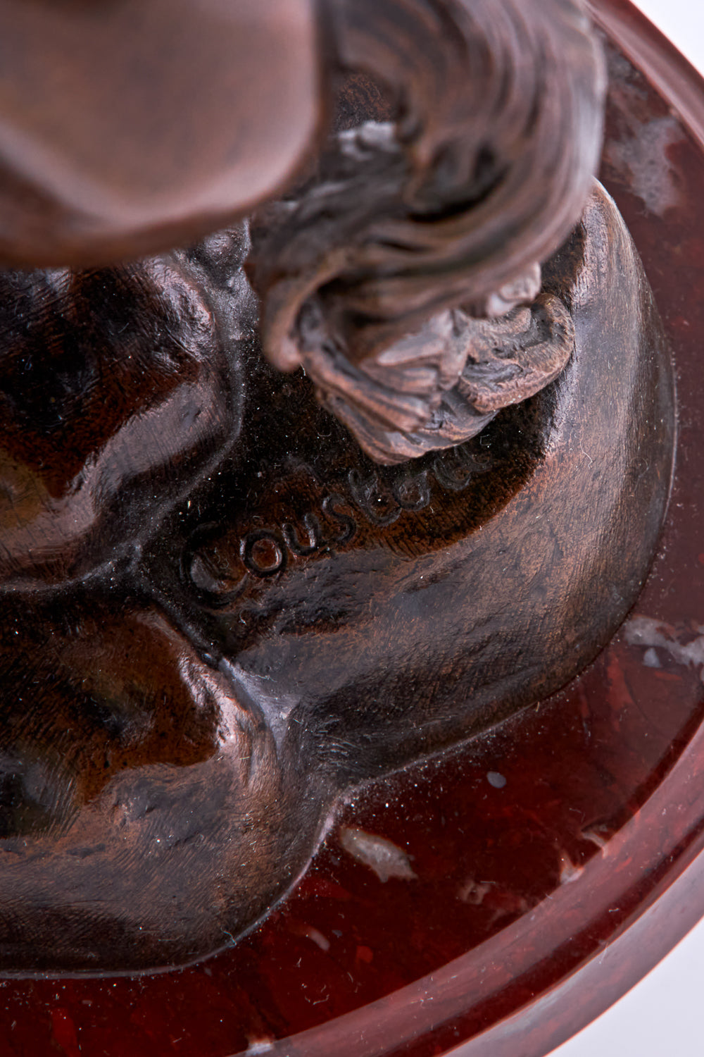 Pareja de esculturas de bronce “Cheval de Marly horse and Temper” del siglo XIX sobre pedestal de mármol