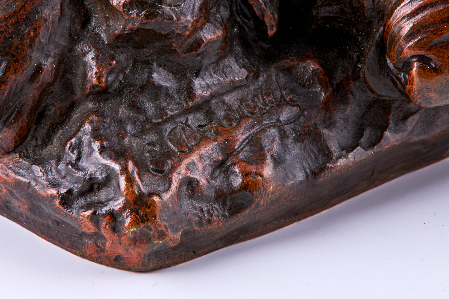 Escultura de bronce de Edouard Drouot de un gladiador y un león derrotado.