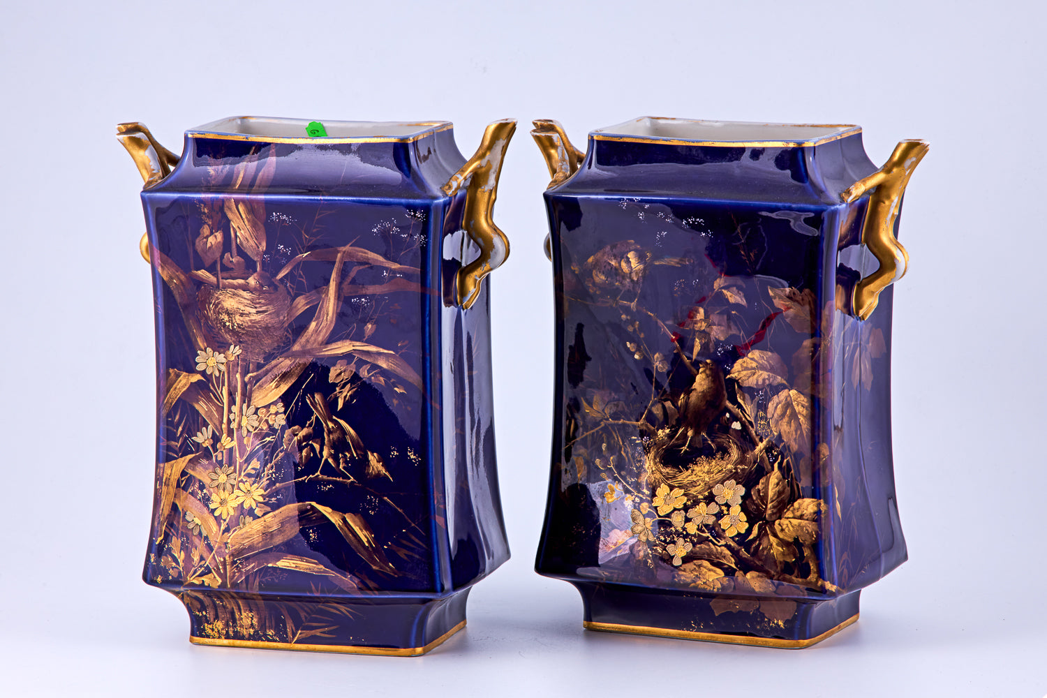 Par de jarrones de porcelana Limoges azul cobalto y oro elevado con motivos florales