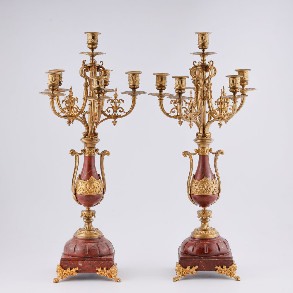 Un conjunto de dos candelabros antiguos de bronce exquisitamente dorados.
