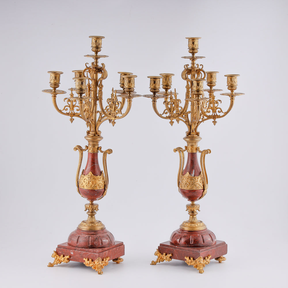 Un conjunto de dos candelabros antiguos de bronce exquisitamente dorados.