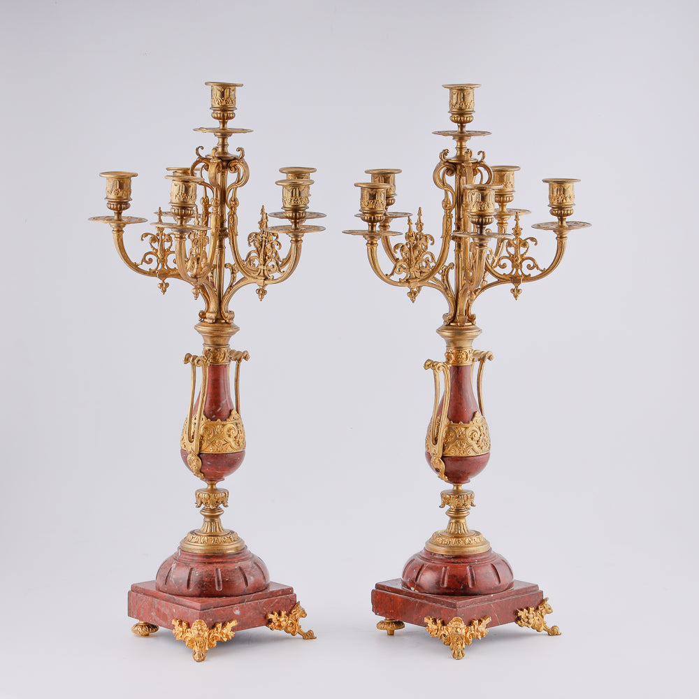 Un conjunto de dos candelabros antiguos de bronce exquisitamente dorados.