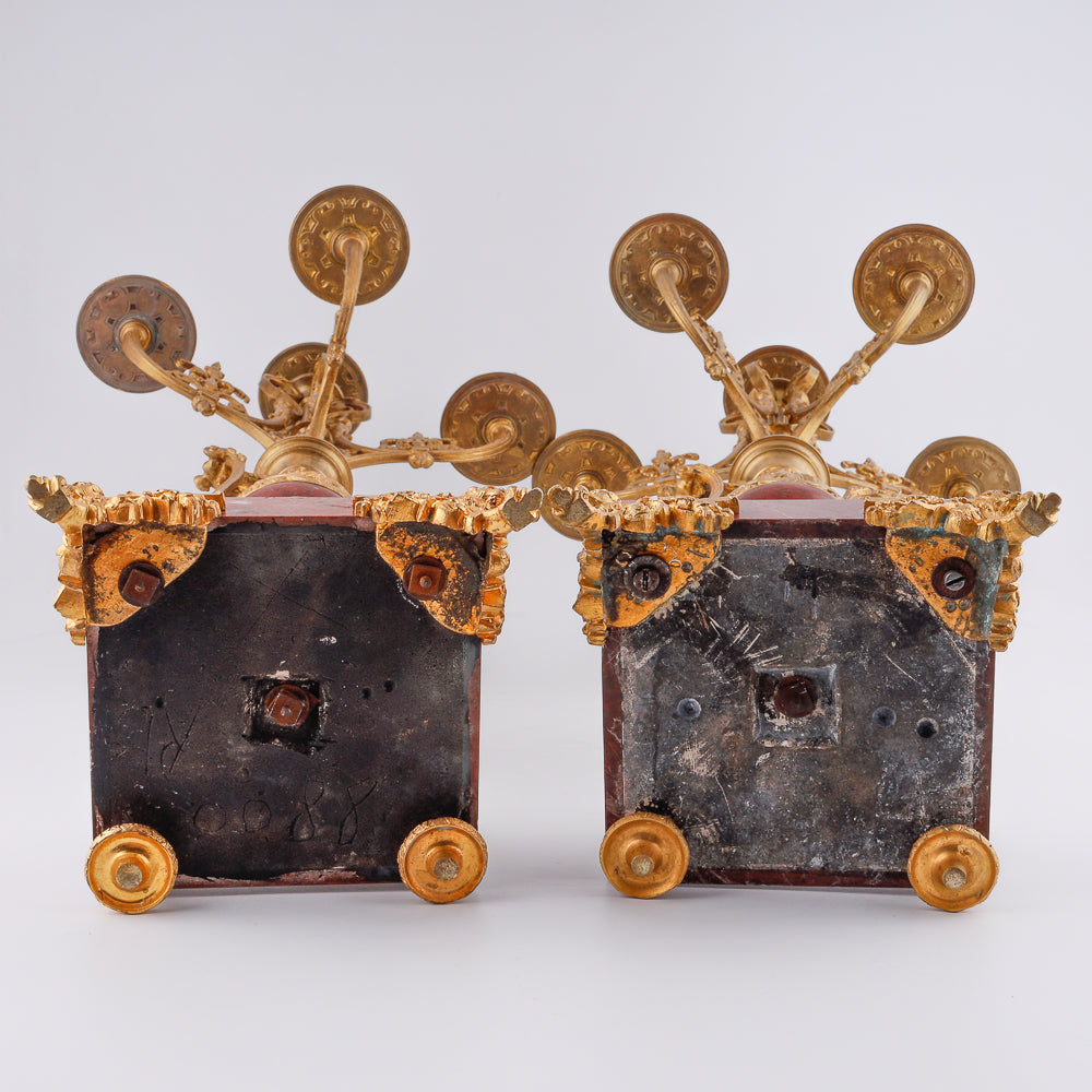 Un conjunto de dos candelabros antiguos de bronce exquisitamente dorados.