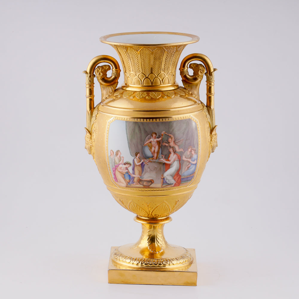 Jarrón de porcelana de época Imperio con escenas divinas de la mitología antigua.