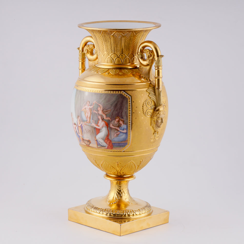 Jarrón de porcelana de época Imperio con escenas divinas de la mitología antigua.