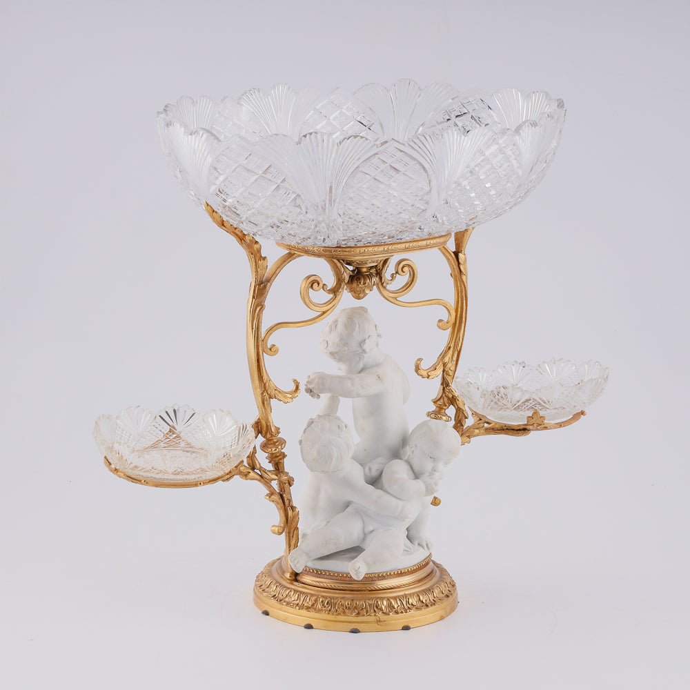 Gran centro de mesa de cristal del desierto con un grupo de putti de porcelana bisque