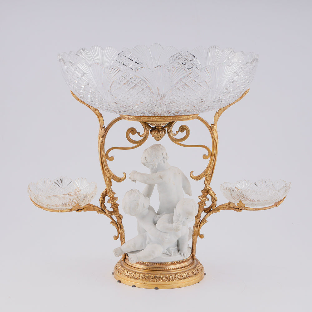 Gran centro de mesa de cristal del desierto con un grupo de putti de porcelana bisque