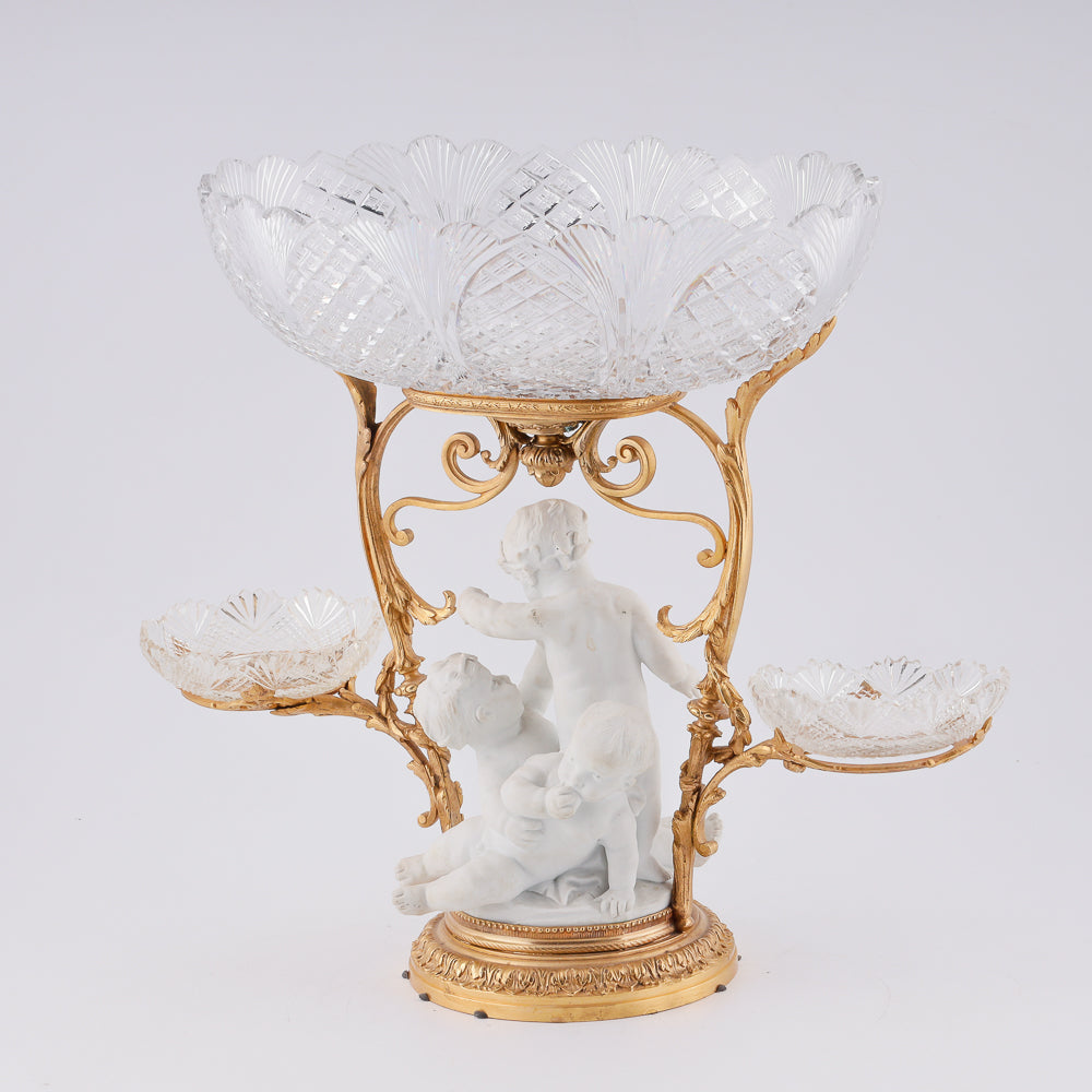 Gran centro de mesa de cristal del desierto con un grupo de putti de porcelana bisque