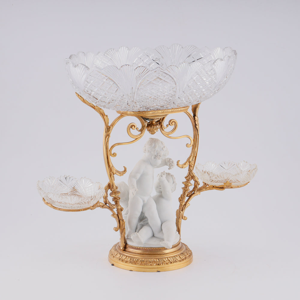 Gran centro de mesa de cristal del desierto con un grupo de putti de porcelana bisque