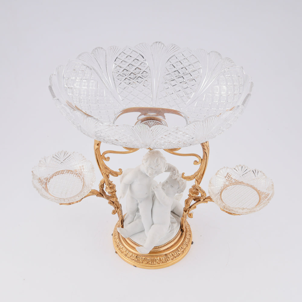 Gran centro de mesa de cristal del desierto con un grupo de putti de porcelana bisque