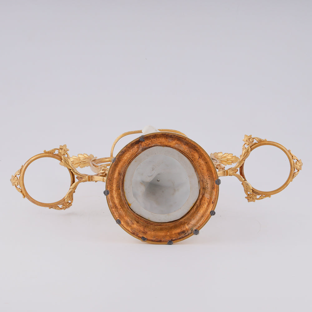 Gran centro de mesa de cristal del desierto con un grupo de putti de porcelana bisque