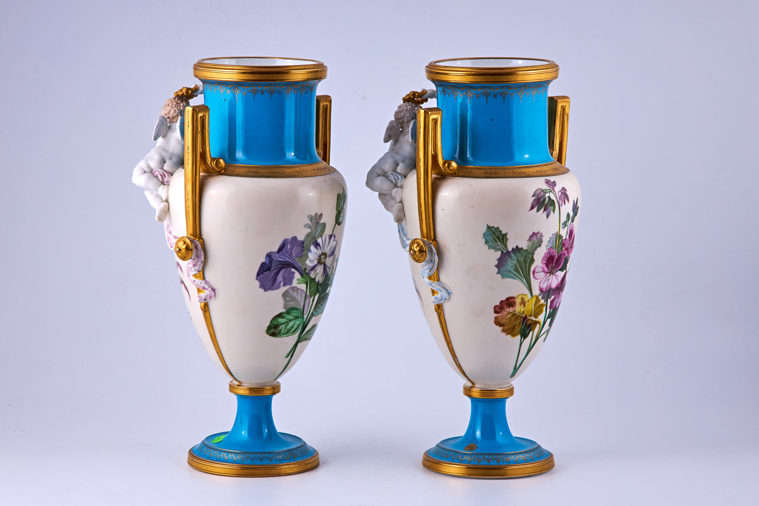 Par de jarrones de porcelana Jacob Petit pintados a mano