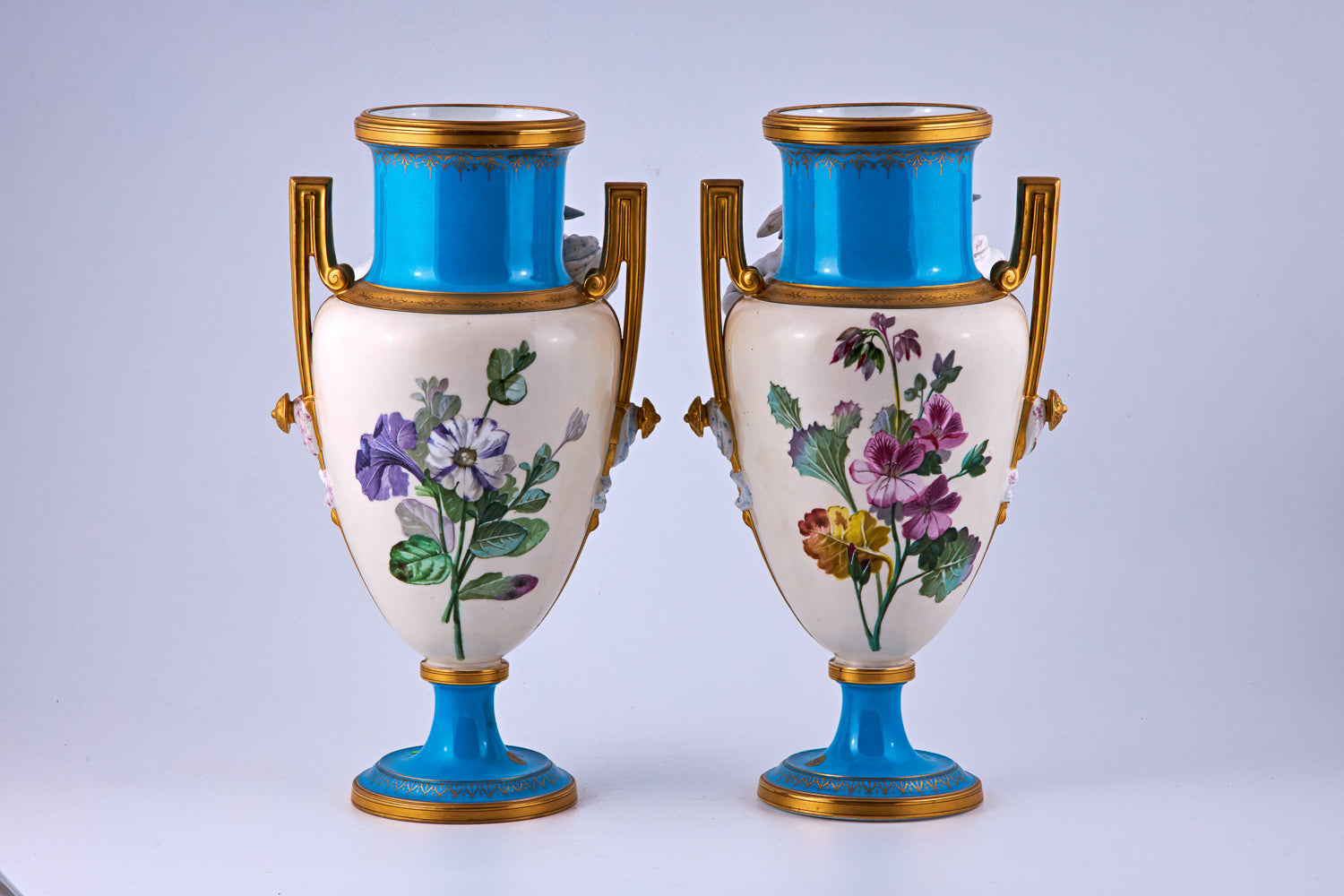 Par de jarrones de porcelana Jacob Petit pintados a mano
