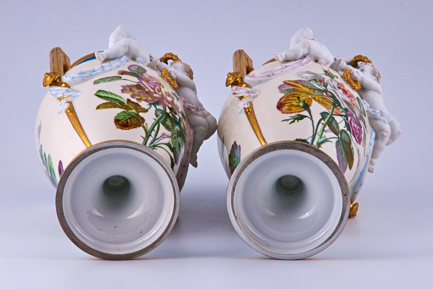 Par de jarrones de porcelana Jacob Petit pintados a mano