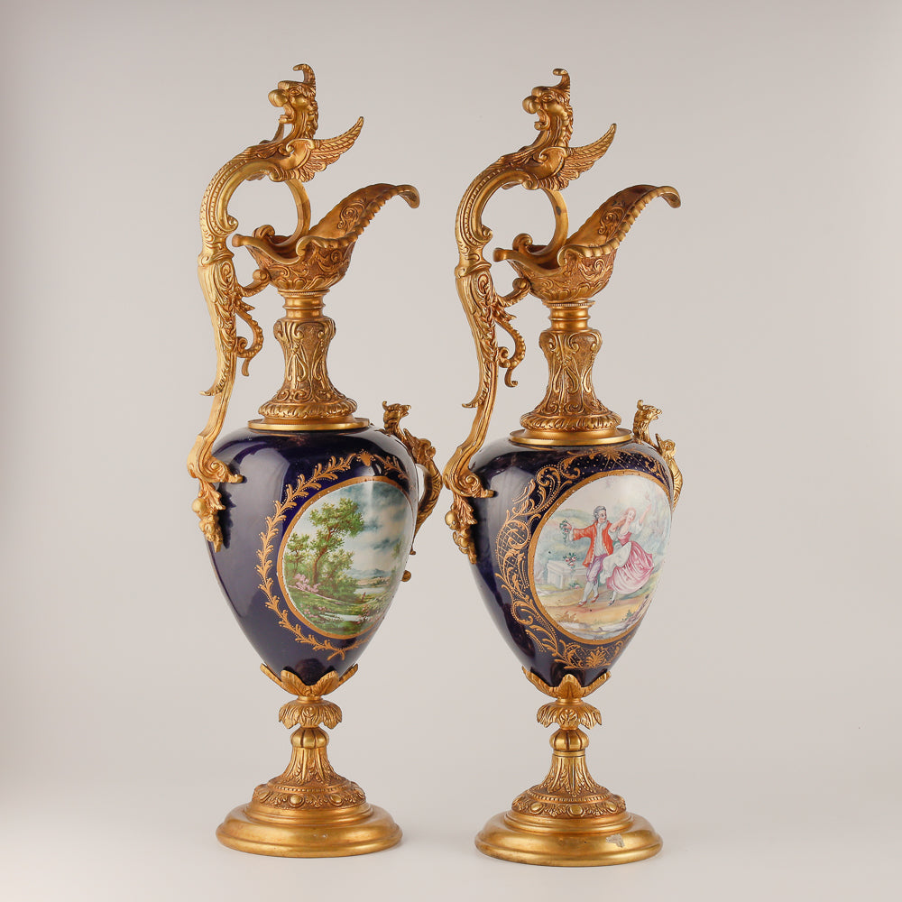 Gran reloj de salón azul cobalto con dos jarrones.