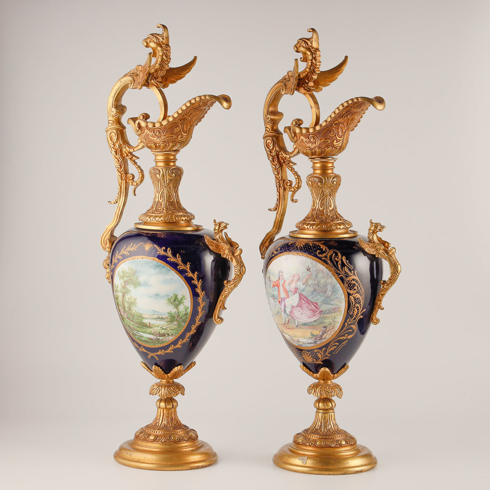 Gran reloj de salón azul cobalto con dos jarrones.