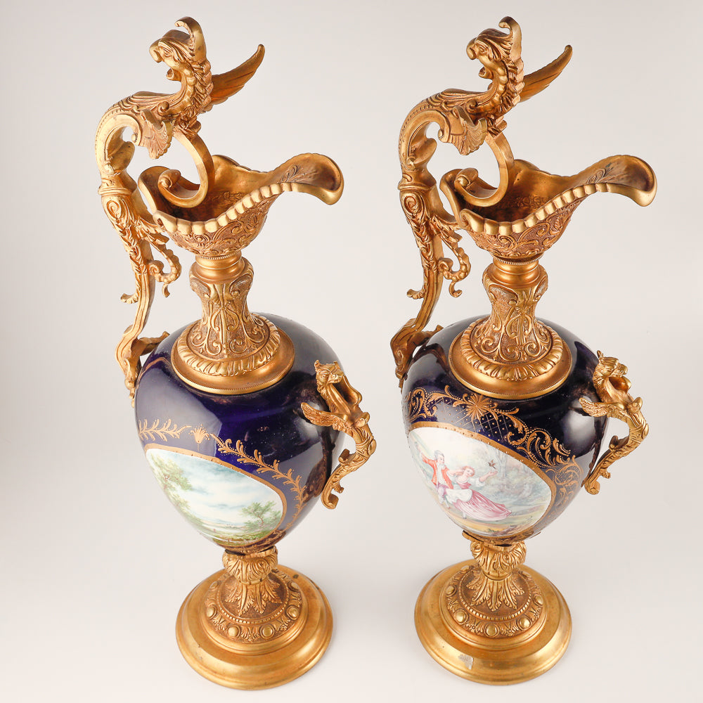 Gran reloj de salón azul cobalto con dos jarrones.