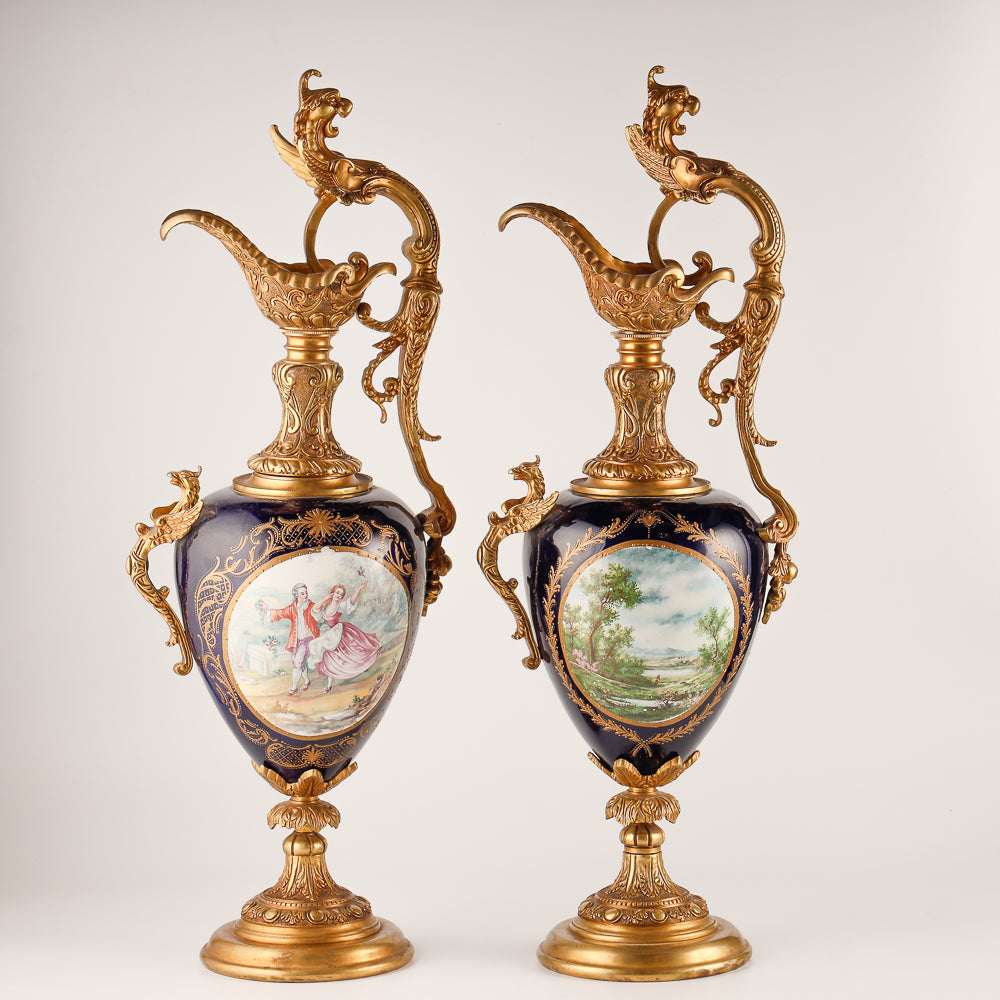 Gran reloj de salón azul cobalto con dos jarrones.