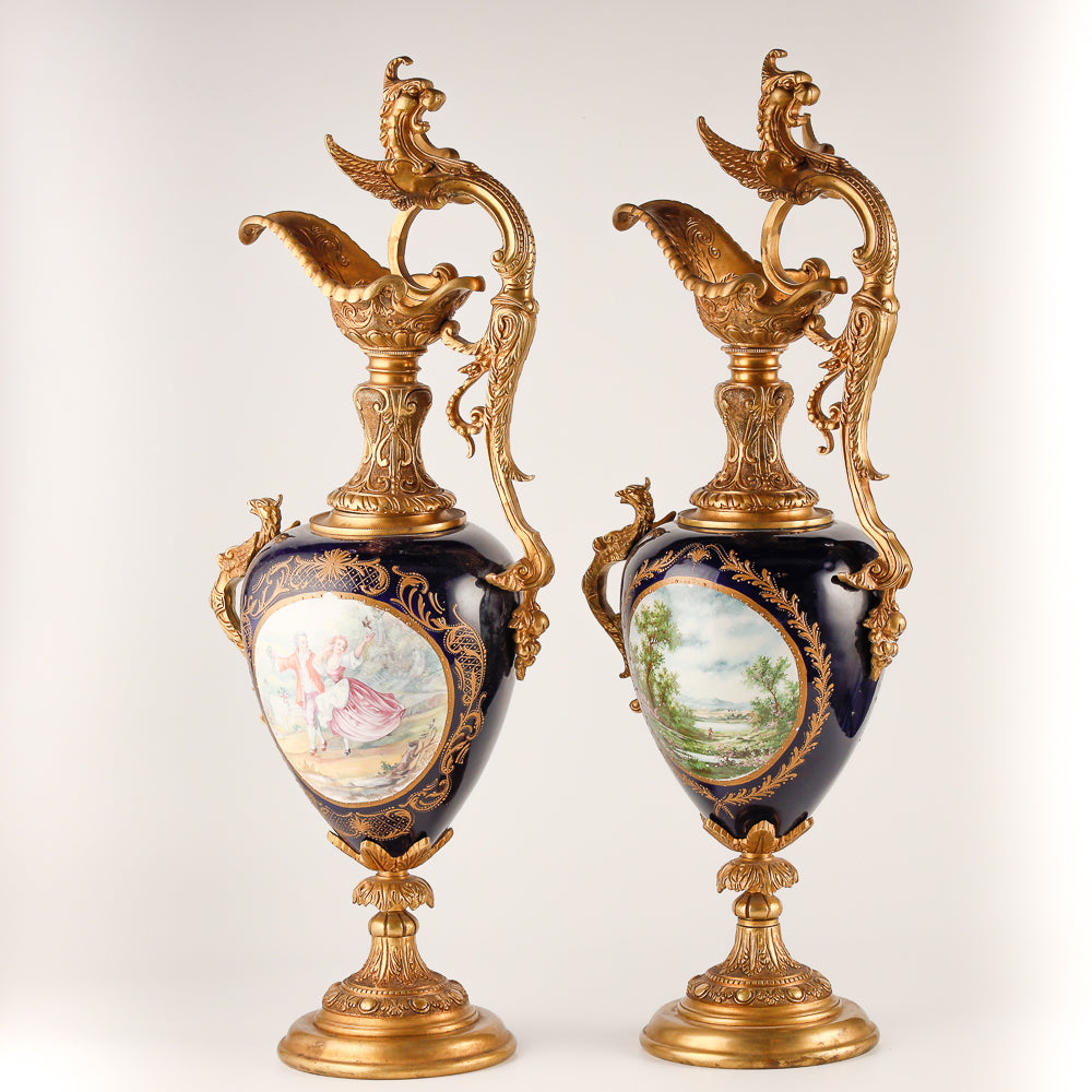 Gran reloj de salón azul cobalto con dos jarrones.