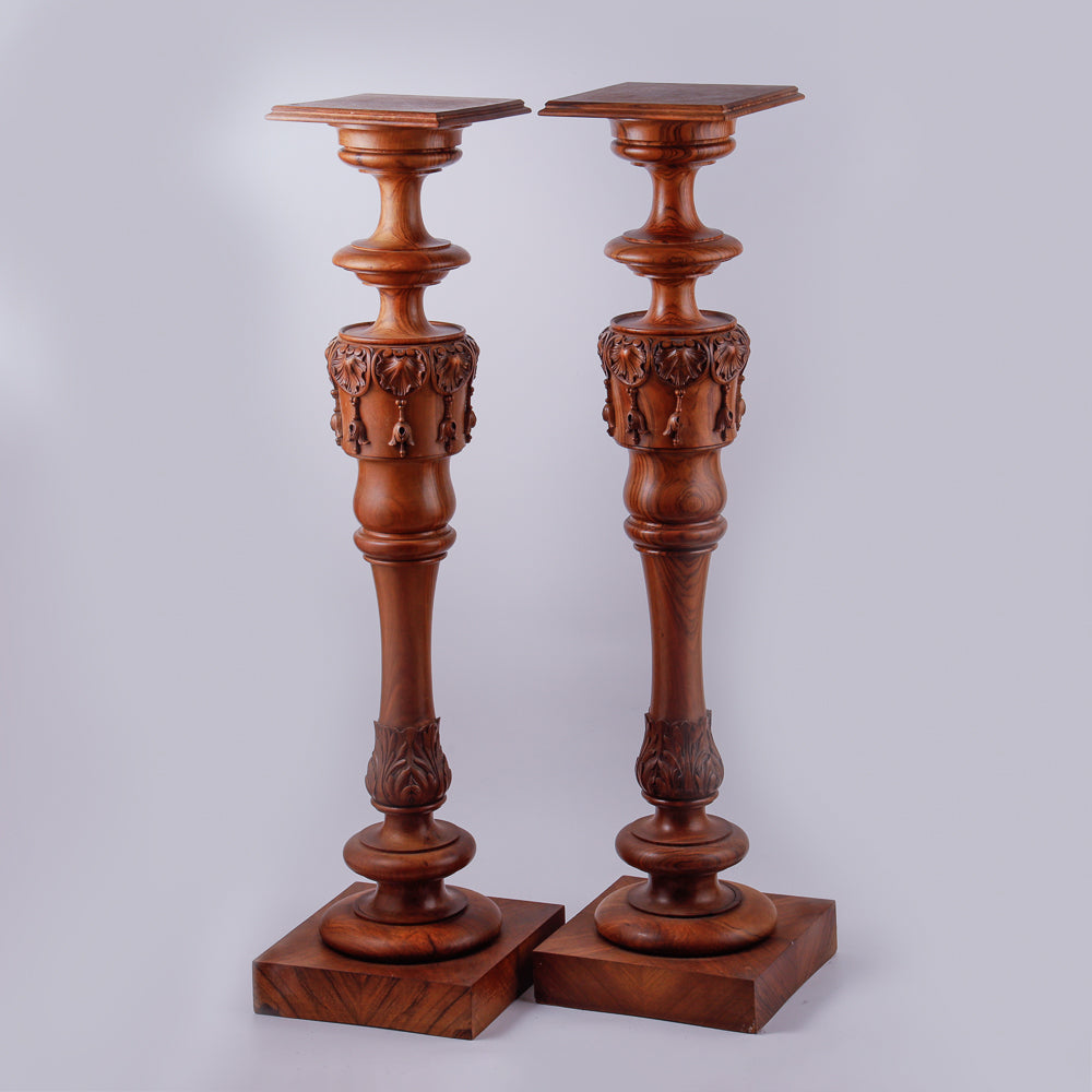 Pareja de consolas antiguas de madera con motivos rocalla.