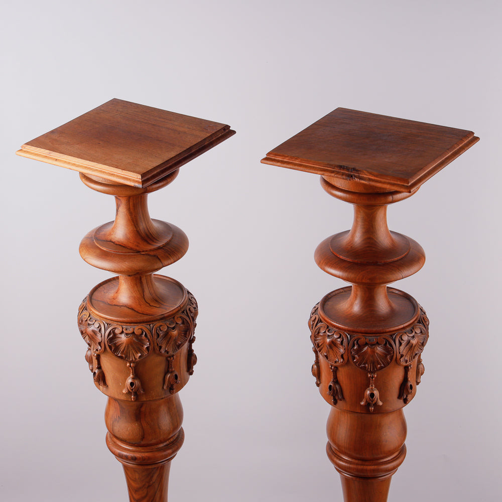 Pareja de consolas antiguas de madera con motivos rocalla.