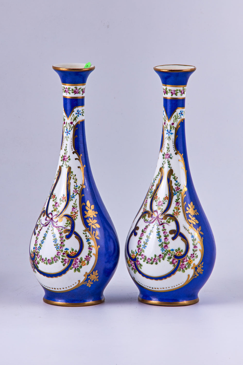 Par de antiguos jarrones de porcelana Limoges azul cobalto pintados a mano