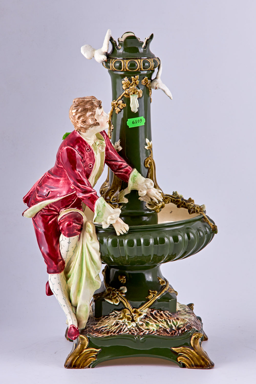 Jarrón decorativo de mayólica modelado en relieve pintado a mano Art Nouveau