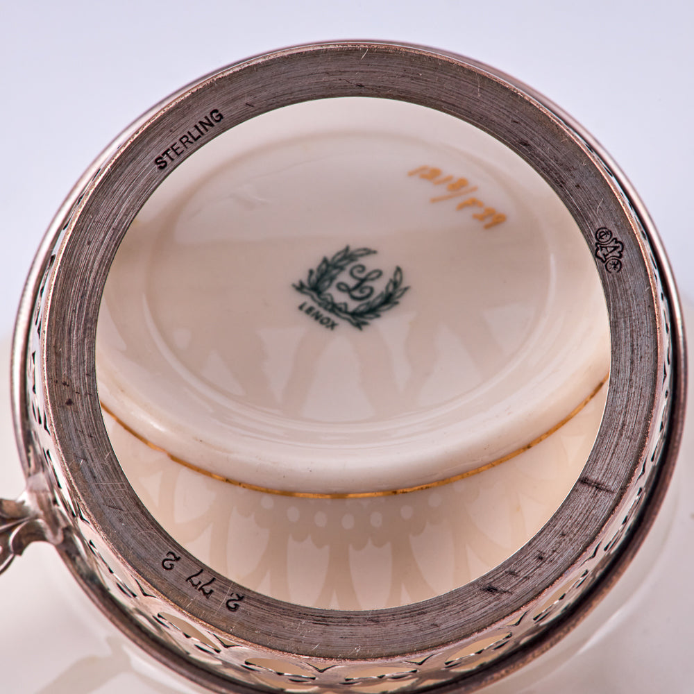 Conjunto de porcelana vintage LENOX de 18 artículos decorados con adornos dorados y montados en soportes de plata de ley.