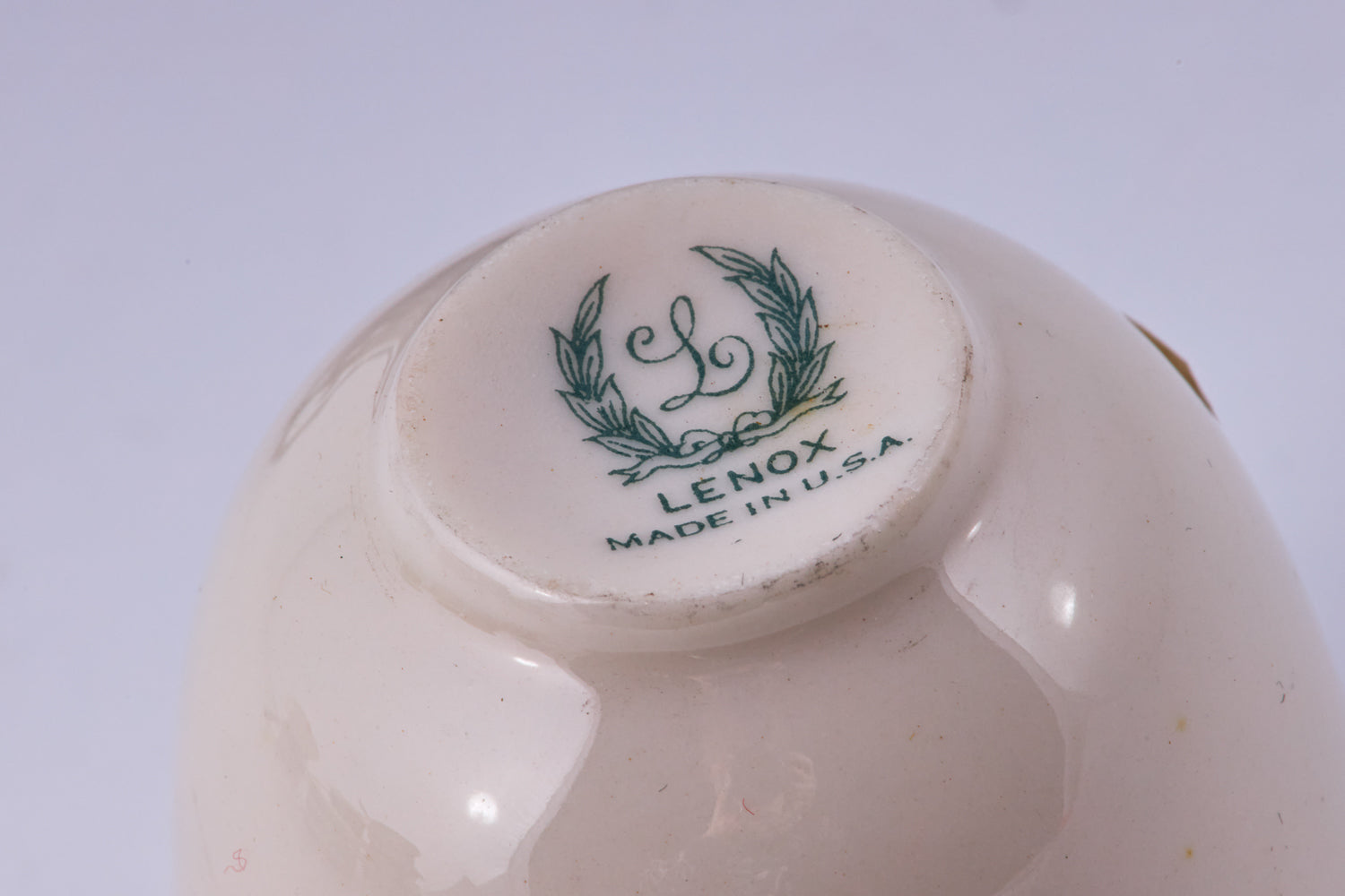 Conjunto de porcelana vintage LENOX de 18 artículos decorados con adornos dorados y montados en soportes de plata de ley.