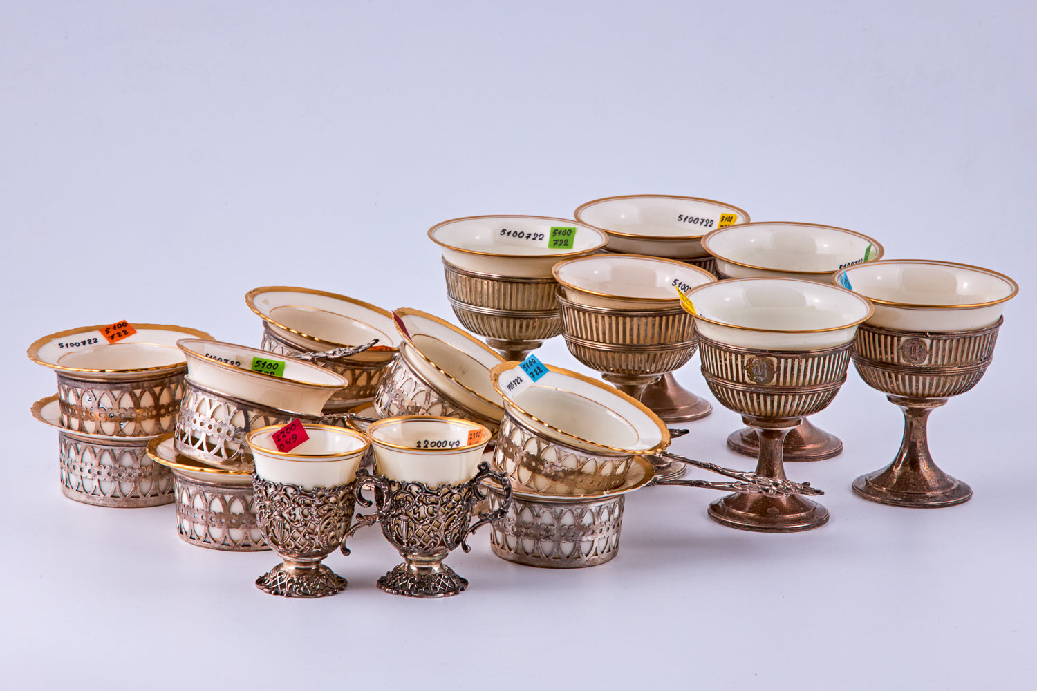 Conjunto de porcelana vintage LENOX de 18 artículos decorados con adornos dorados y montados en soportes de plata de ley.