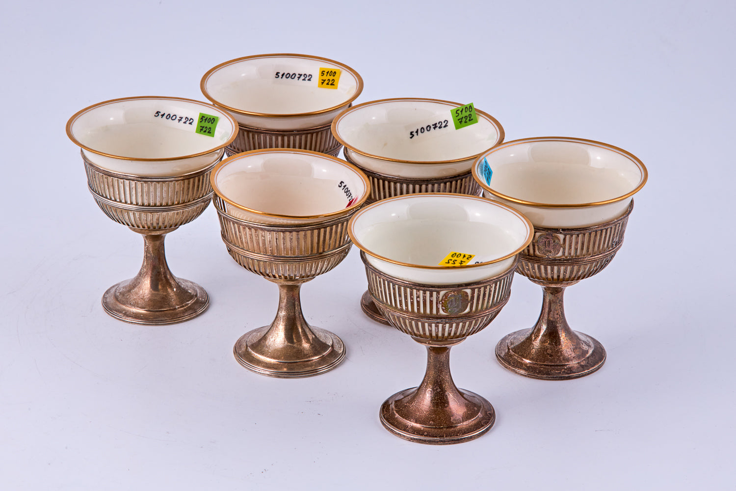Conjunto de porcelana vintage LENOX de 18 artículos decorados con adornos dorados y montados en soportes de plata de ley.