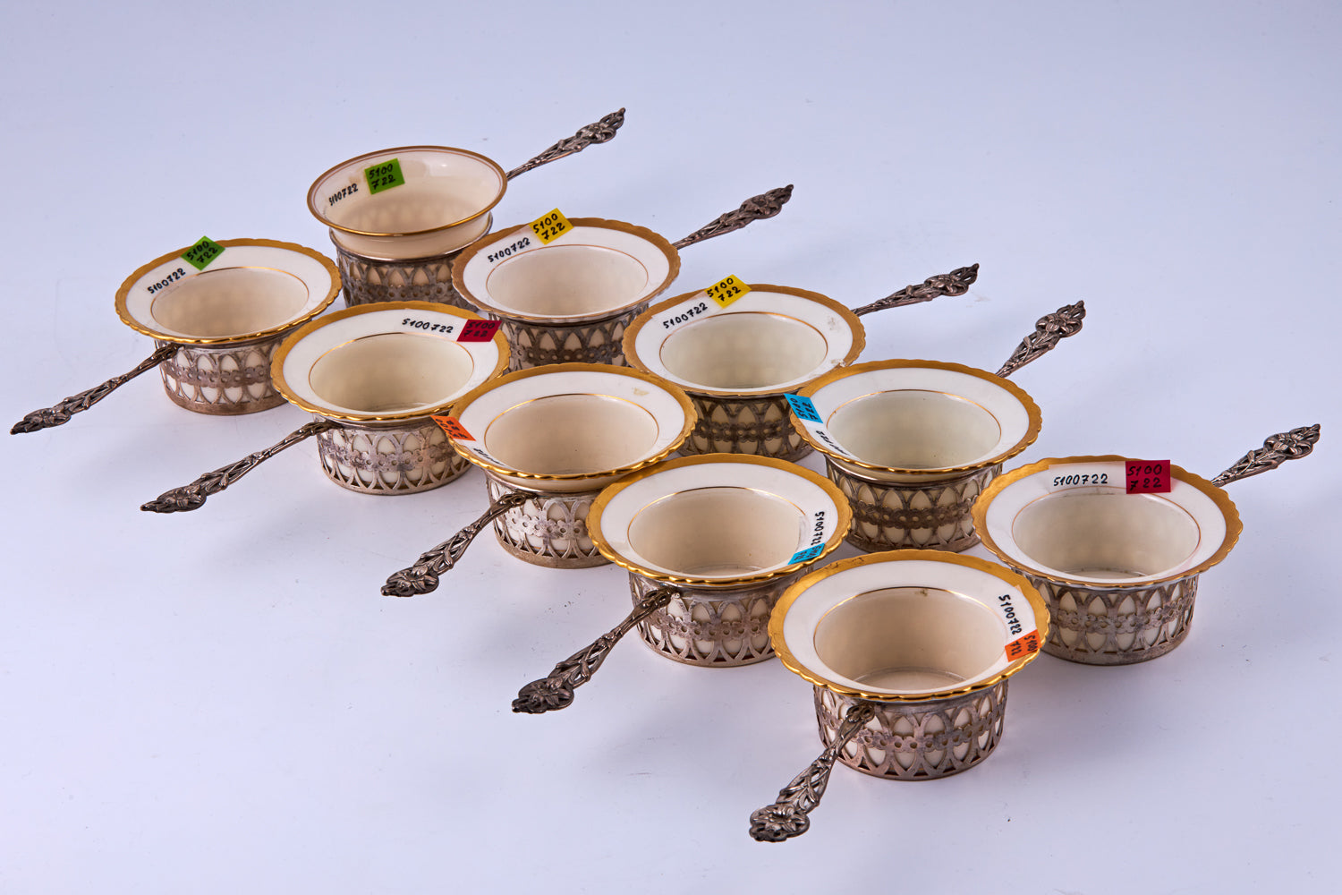 Conjunto de porcelana vintage LENOX de 18 artículos decorados con adornos dorados y montados en soportes de plata de ley.