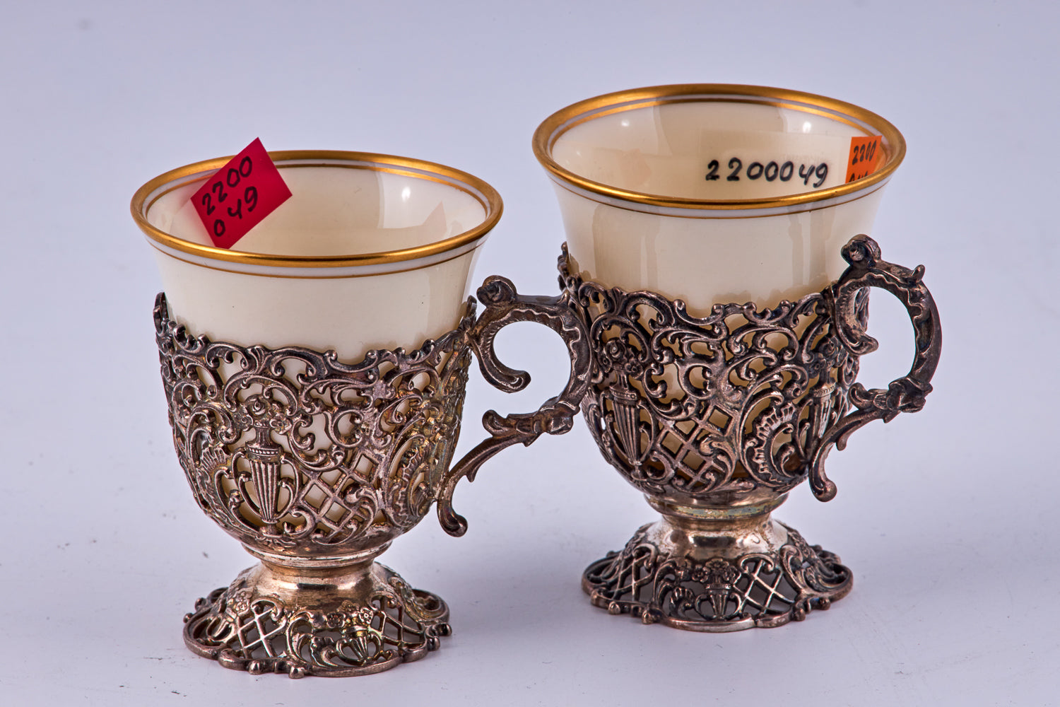 Conjunto de porcelana vintage LENOX de 18 artículos decorados con adornos dorados y montados en soportes de plata de ley.