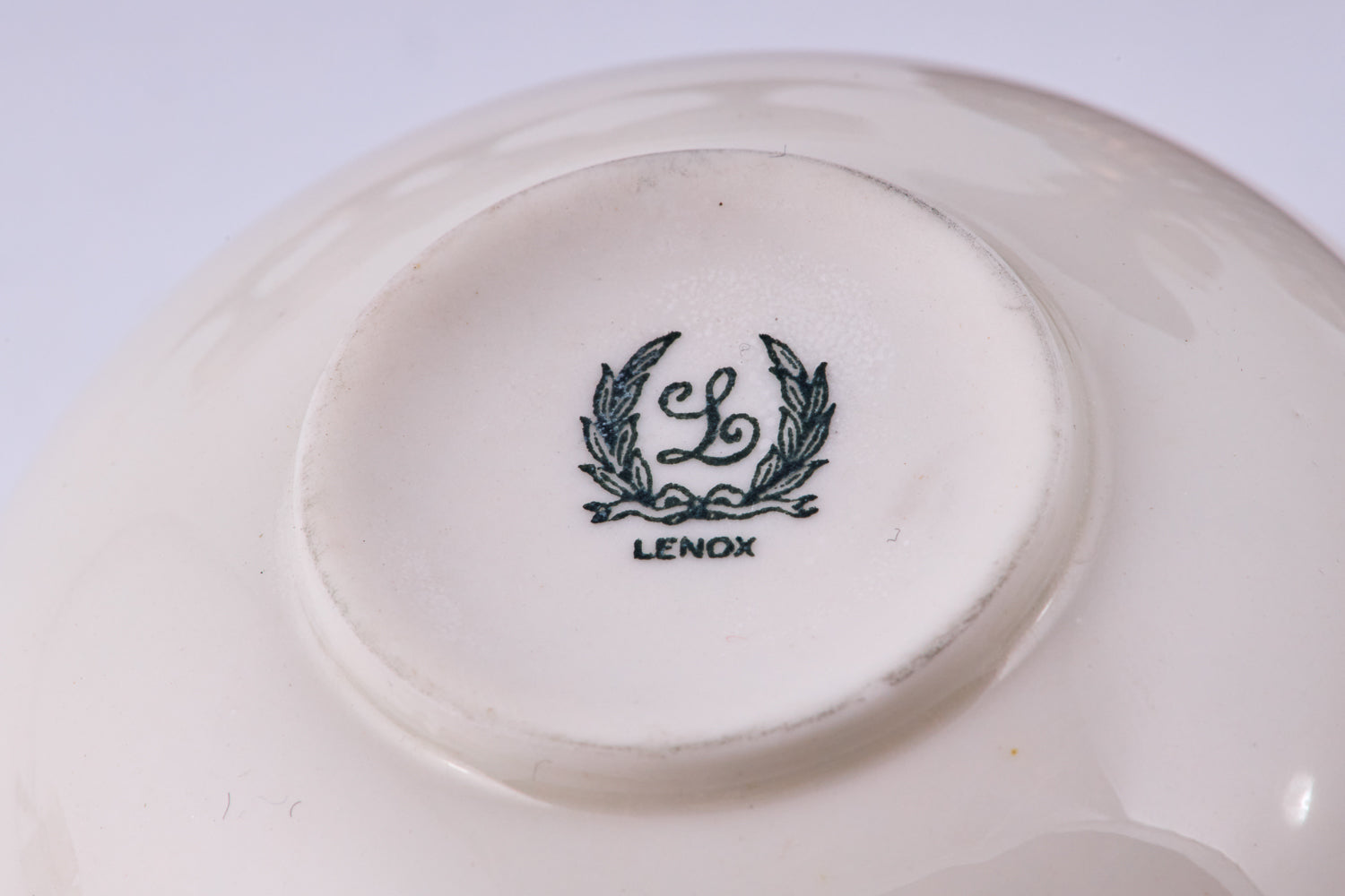 Conjunto de porcelana vintage LENOX de 18 artículos decorados con adornos dorados y montados en soportes de plata de ley.
