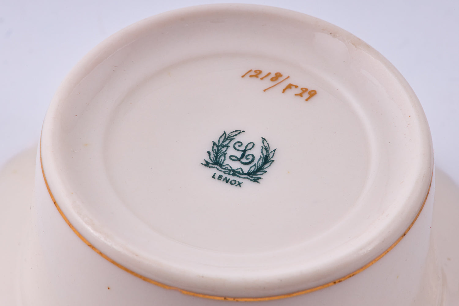 Conjunto de porcelana vintage LENOX de 18 artículos decorados con adornos dorados y montados en soportes de plata de ley.