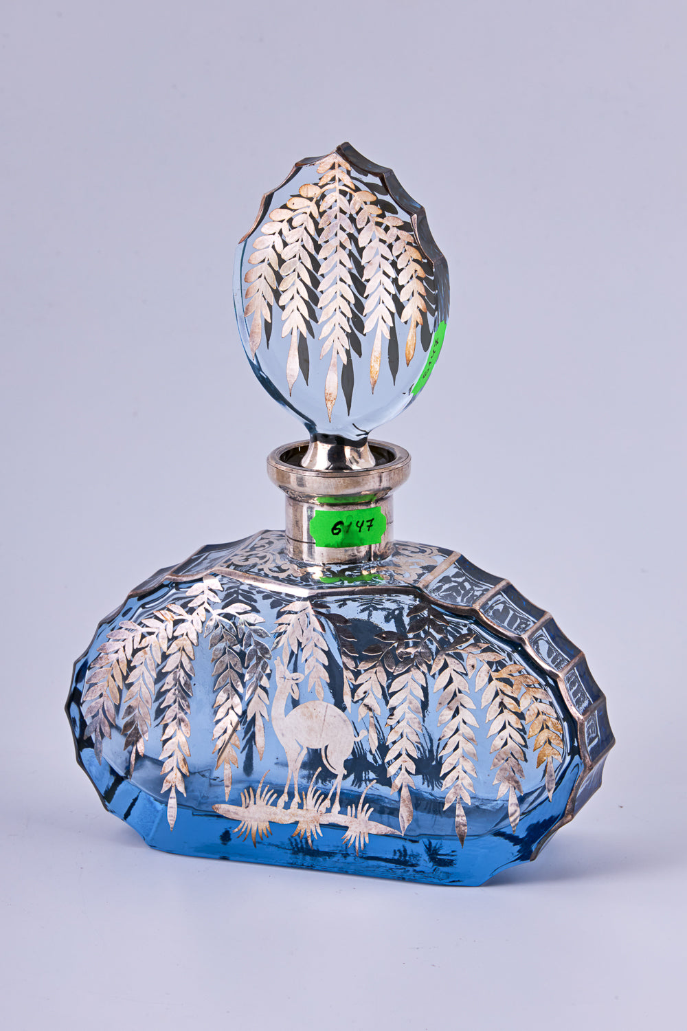 Un juego de jarra de vodka Crystal y 6 tazas de vodka.