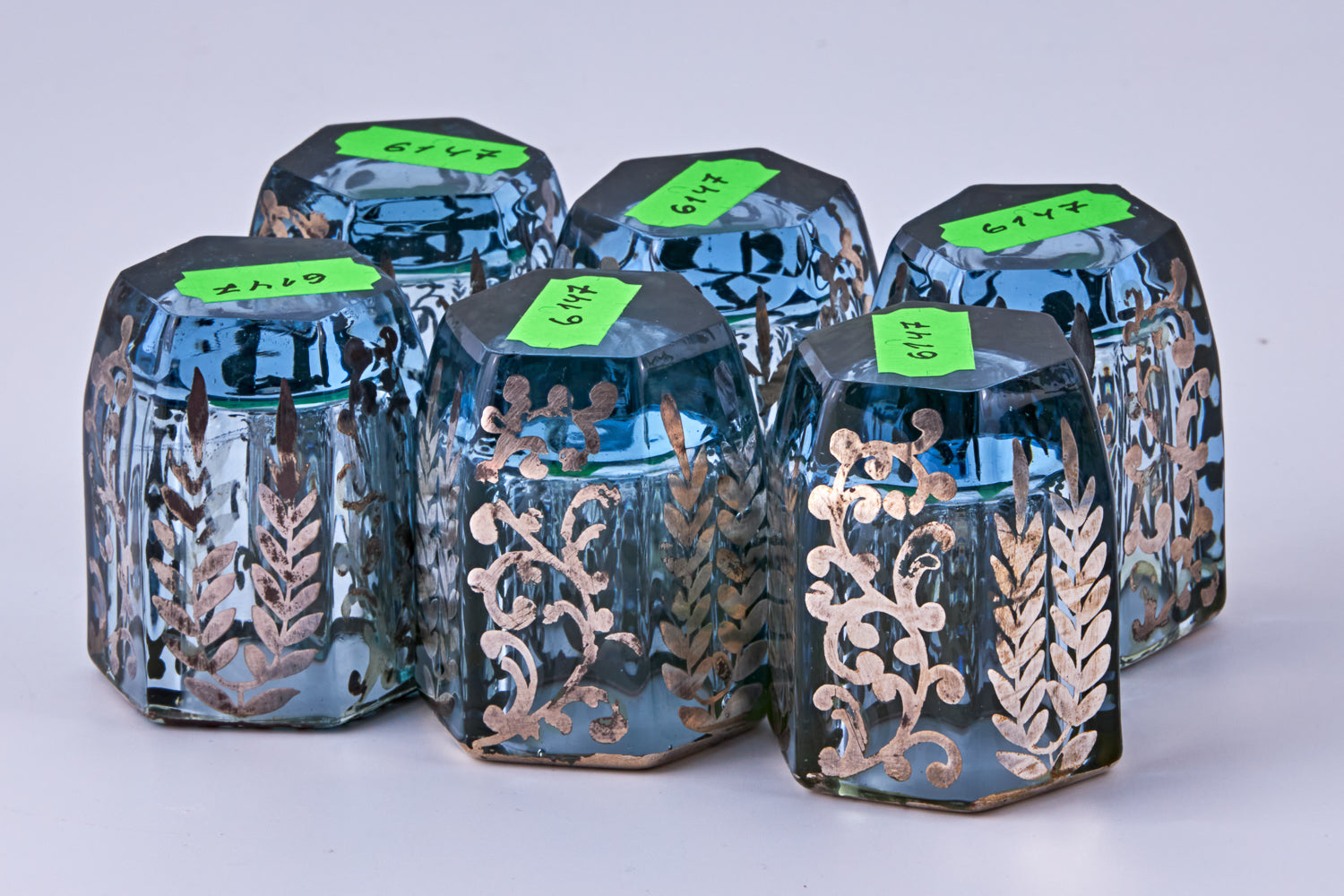 Un juego de jarra de vodka Crystal y 6 tazas de vodka.