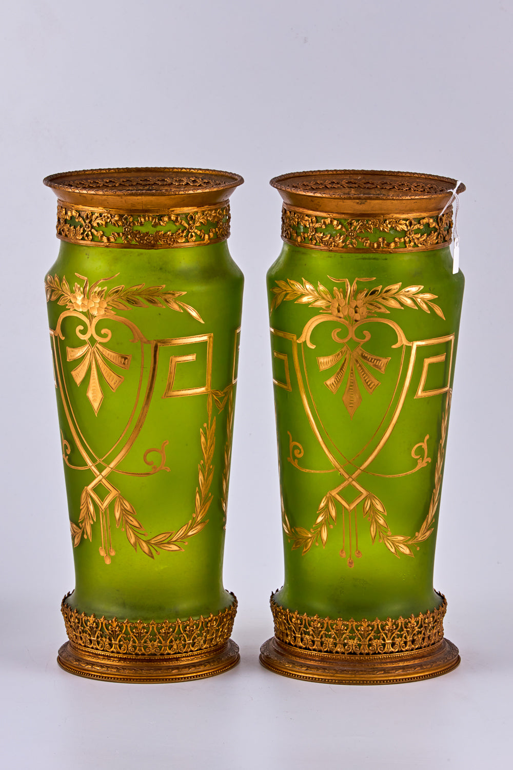 Pareja de jarrones de latón y cristal mate montados
