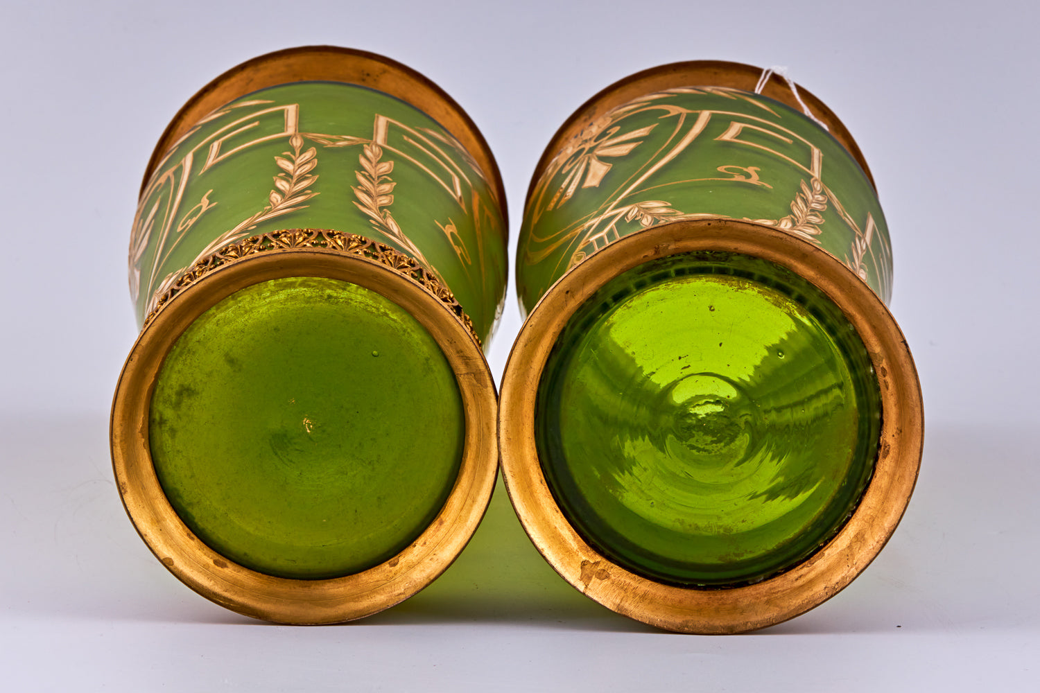Pareja de jarrones de latón y cristal mate montados
